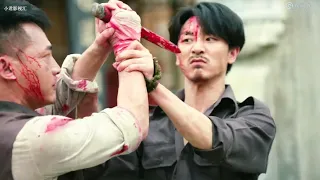 The young man is highly skilled in martial arts and can defeat four top gangster masters alone.