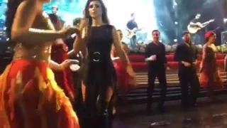 Paula Fernandes dançando no show -Meu Dengo