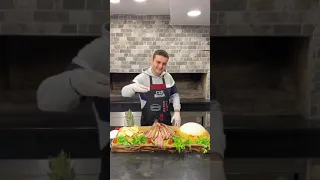 Готовит плохо видящий турецкий повар