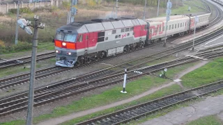Отправление ТЭП70-0355 с пригородным поездом Псков – Дно