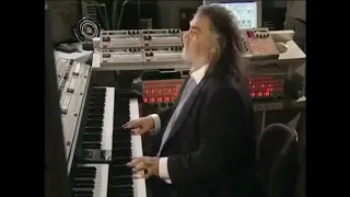 Vangelis creando instantáneamente su música.