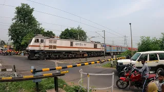 Extreme Dangerous Speed attacks : Howrah Rajdhani Express Deadly furious Speedy Moving out Railgate