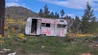 WOW ! I just found and exploring creepy abandoned camper!