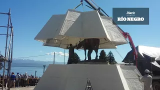 Así arman el árbol de Navidad de Bariloche