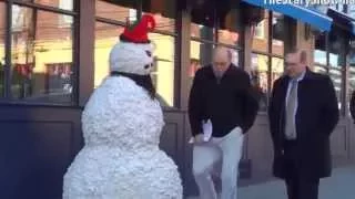 Funny   Christmas Prank scaring Santa Clause Злой снеговик ,Приколы 2014