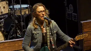 Susan Tedeschi covers Willie Nelson "Somebody Pick Up My Pieces" 4/16/22 Portland, ME