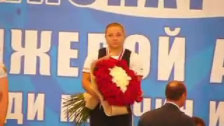 Татьяне Кашириной вручают букет цветов. Чемпионат России 2011.