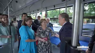 Президент Тошкентга келтирилган янги автобуслардан бирига чиқиб, йўловчилар билан юриб кўрди