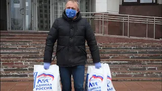 Около 300 продуктовых наборов передали члены партии «Единой России» вологодским медработникам