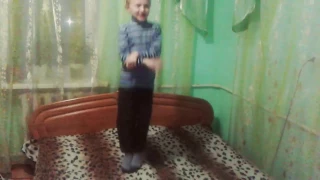 Наш Максимко не сумує!!!!;)В дома він ось так танцює!!!;););)