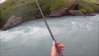Форелевая рыбалка в горной реке.