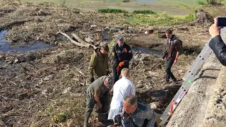 Министр экологии Челябинской области убирает реку Миасс