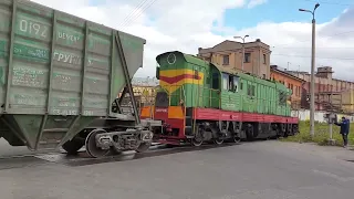 ЧМЭ3-5916 с хопперами на переезде в центре Спб.