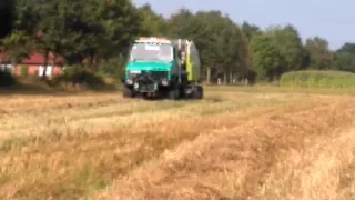 Unimog mit Claas Variant 385 Presse