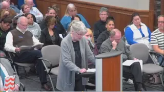 Loveland resident Linda Rosa defends embattled Mayor Marsh to thunderous applause