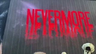 Mylène Farmer : peu à peu, la fosse se remplit et la scène se dévoile #Nevermore2023