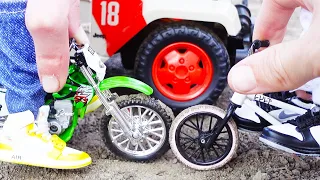 BMX Finger | Dirt Bike vs BMX | Jeep | Nike Mini Sneakers | Tech Dech