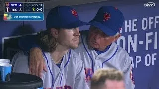 NYM@TEX: Collins talks to deGrom in the dugout