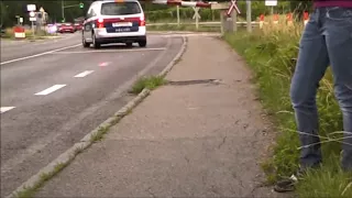 Polizei Auto rast in Schranken!!