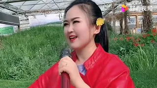 美女翻唱一首《心上的罗加》，悠扬的歌声，醉人心扉！