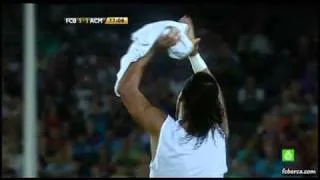 Ovation for Ronaldinho Joan Gamper Trophy 2010