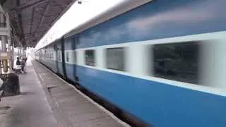 12633 CHENNAI EGMORE-KANNIYAKUMARI Super Fast Express blasting Through PF-4 of MAMBALAM!