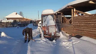 Трактор Т-25 вызволение из снежного плена.