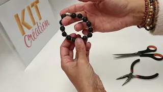 Bracelet sur fil élastique avec fermeture perle à écraser.