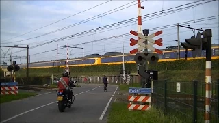 Spoorwegovergang Blauwkapel (Utrecht) // Dutch railroad crossing