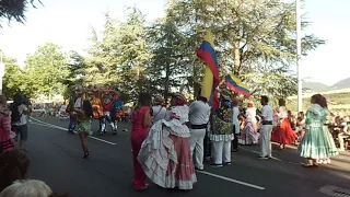 Desfile final del Festival Folclórico de los Pirineos, Grupo de Colombia.