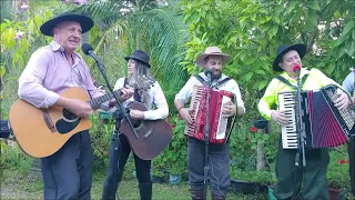 ZÉ BARTH Trás: CASAMENTO DA DORALICIA.