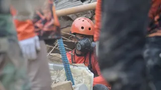 Retter in Indonesien bergen Kind lebend aus Erdbeben-Trümmern