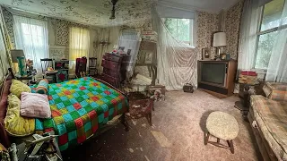 Exploring An Abandoned Connecticut House That Foreclosed Over 30 Years Ago/Everything Left!
