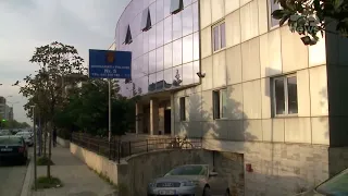 Top News - Plagos me thikë kushëririn/ Shkak, borxhi 500 euro, autori prangoset