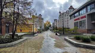 Тихая улочка в центре огромного города, не обычная архитектура и пешеходные улицы