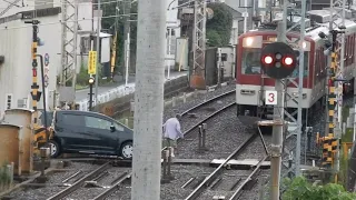 近鉄電車南大阪線　踏切自動車脱輪により非常ボタン押される　Railroad accident in JAPAN