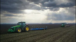 Pflügen 2021 John Deere 8R340 und 8370R