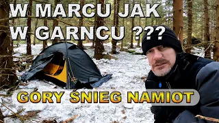 Zimowy camping na śniegu w górach, ognisko