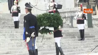 4 novembre, Mattarella depone una corona d’alloro sulla Tomba del Milite Ignoto