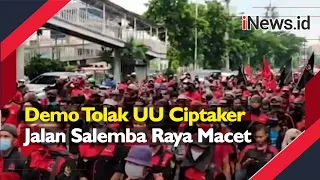 Demo Tolak UU Ciptaker, Jalan Salemba Raya Macet
