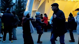 ТАЙНА ВСТРЕЧИ СЛАДКАЯ, ГОРСТИ ОГОНЬКОВ!💃🕺👍/ТАНЦЫ В ПАРКЕ ГОРЬКОГО ХАРЬКОВ ДЕКАБРЬ 2021