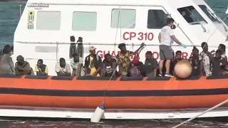 Hundreds of migrants arrive in island of Lampedusa