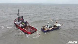 Sleepkabel Garnalenkotter vastgemaakt aan sleepboot Anteos