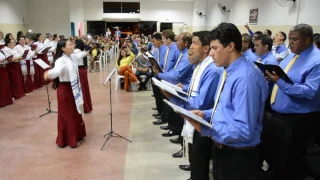 Círculo de Oração e Grupo de Varões louvando no 2º Congresso de Avivamento da Igreja Visão Profética