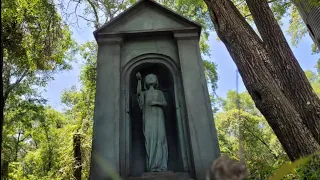 Statue/mausoleum