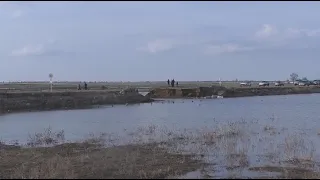 Атырау облысында су тасқынын болдырмау үшін жолды жырды