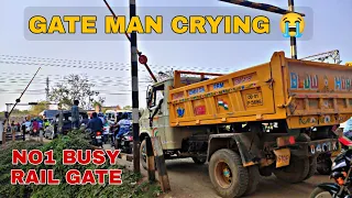 GATE MAN CRYING 😭./GATE MAN STRUGGLE To close rail gate non stop vehicle passing at level crossing