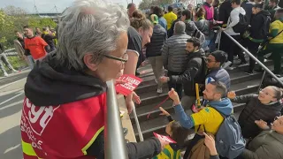 Coupe de France: distribution de sifflets et de cartons rouge à la sortie du métro | AFP Images