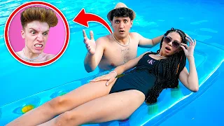 PILLO A MI CRUSH CON EL VECINO EN LA PISCINA