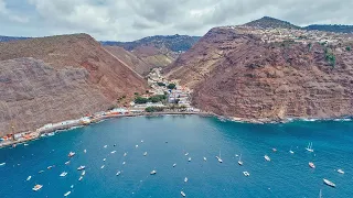 Una ISLA REMOTA en medio del océano con miles de habitantes y el aeropuerto más inútil del mundo